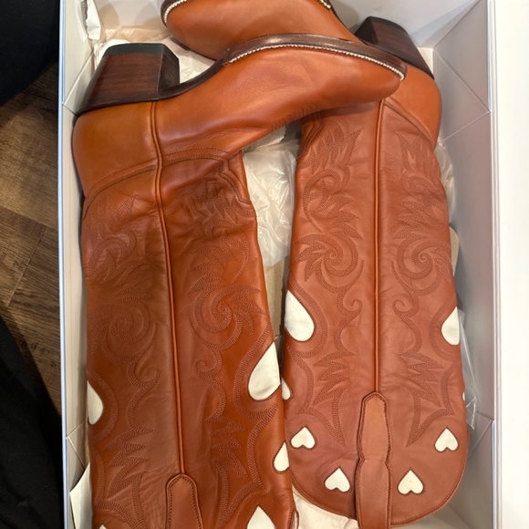 Boots - Picture 6 of 9